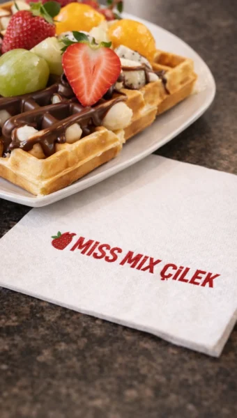 Lezzetli waffle tabağı ve napkin_pilmedya