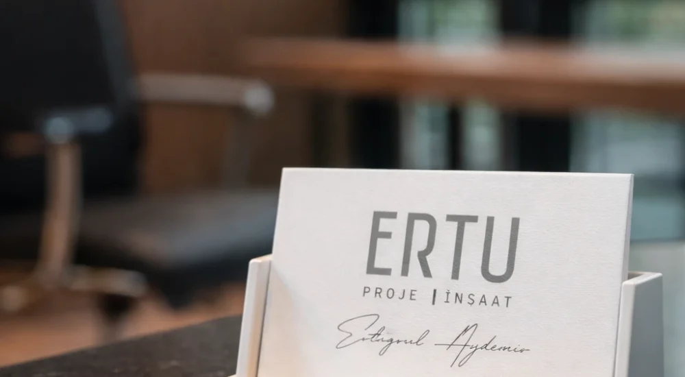 Ofis iç mekanında iş kartı düzeni_pilmedya