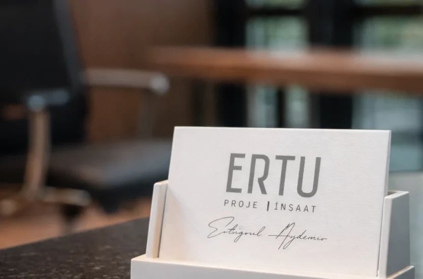 Ofis iç mekanında iş kartı düzeni_pilmedya