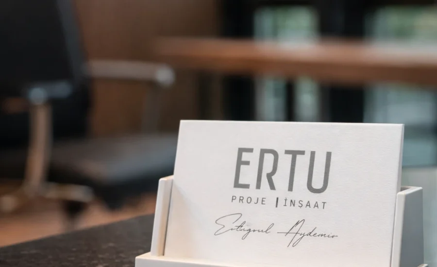 Ofis iç mekanında iş kartı düzeni_pilmedya